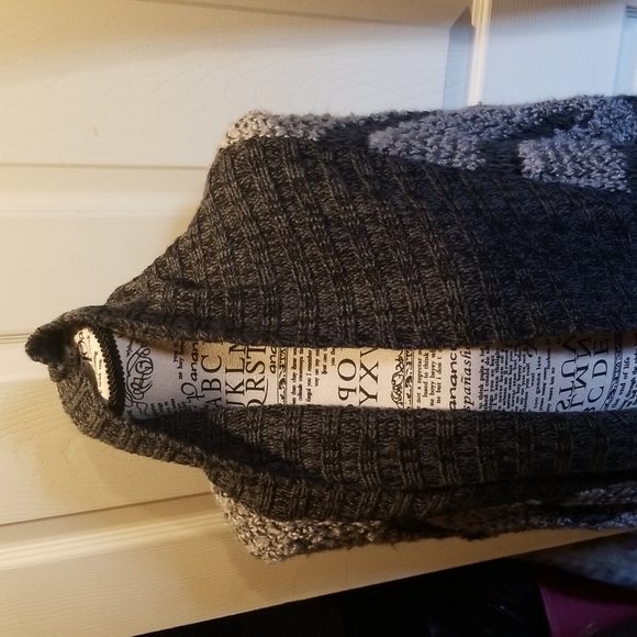 Woman's 1X sweater - Picture 2 of 5